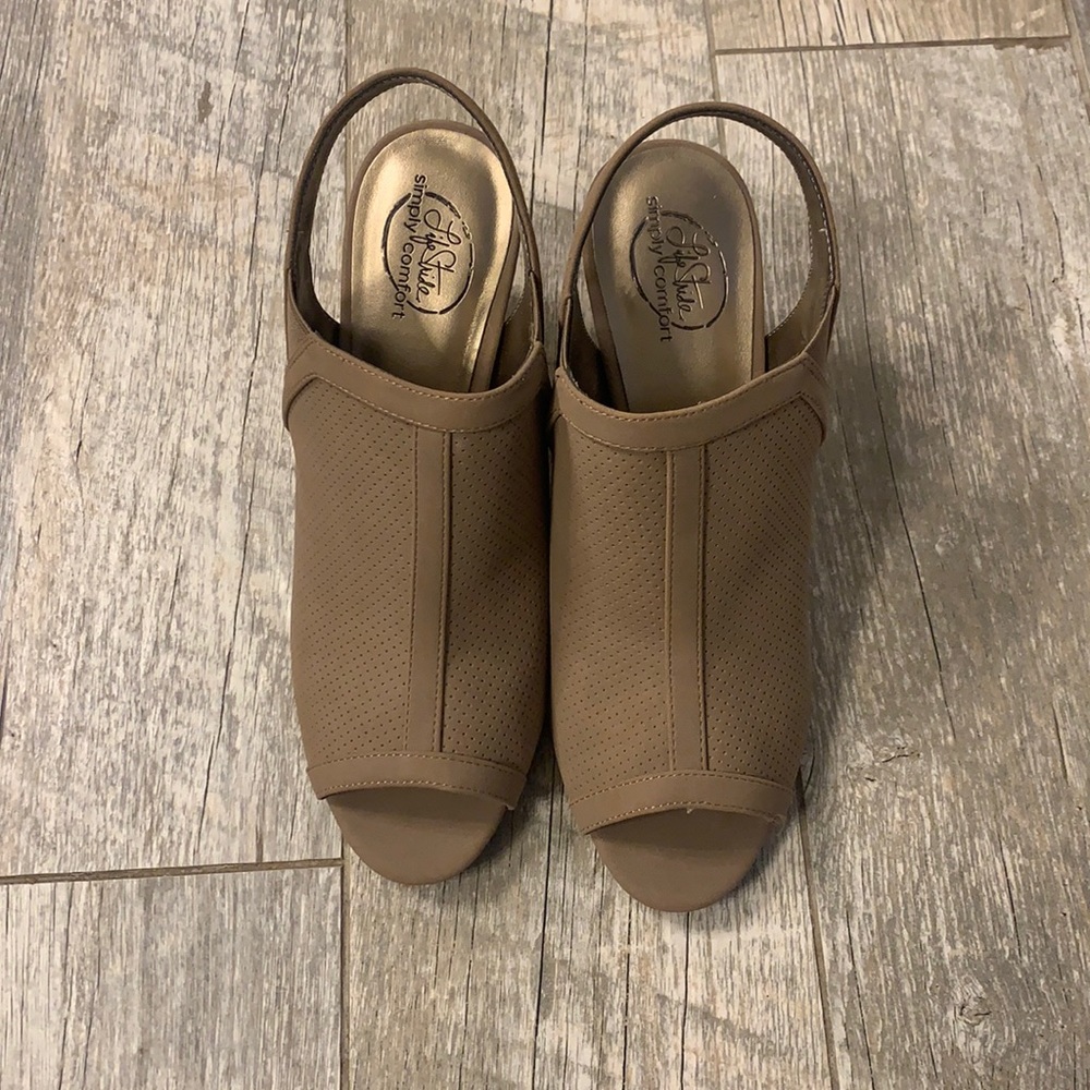 BRAND NEW Life Stride Camilla Style Mushroom Wedges